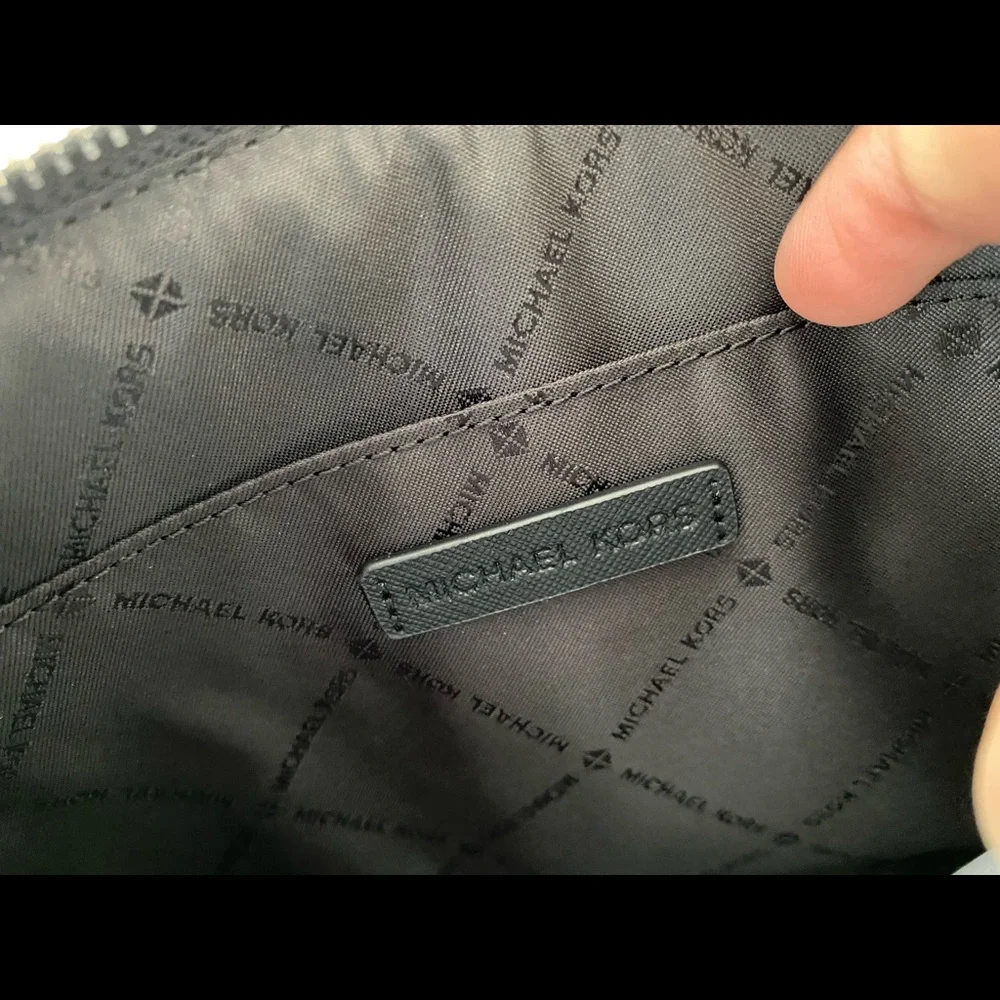 Michael Kors Jet Set XL Zip Cluth - Picture 7 of 7